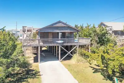 Image de Classic Hatteras Island beach house between the ocean and sound in Salvo Nc!