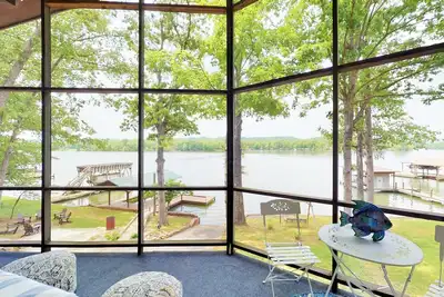 Image de Lake Front house on Watts Bar Lake with large private dock, 2 screen porches