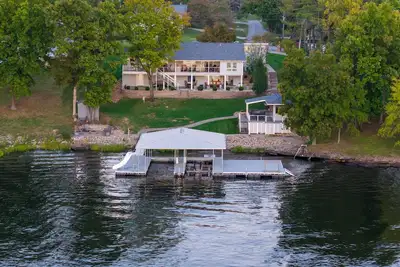 Image de Lake Front Luxury-5 beds, 3 baths, Tiki Bar, 2 slip dock