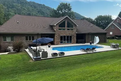 Image de Spacious 5-bedroom house in historic Harlan! In-ground Pool/Hot Tub/Game Room