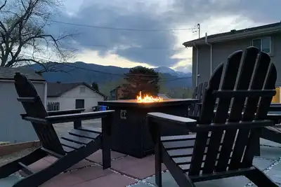 Image de Mountain Views, Modern Comfort: Your Cozy Getaway in Colorado Springs