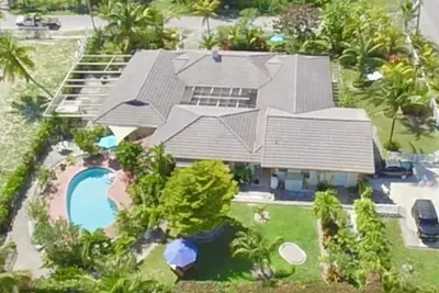Image de 2Br near Coral Beach- Coconut Villa, hear the waves and relax!