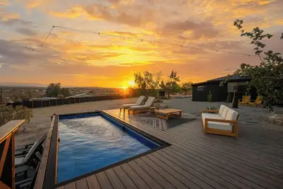 Image de Luxury Desert Getaway - Pool~Hot Tub~Game Room~Theater~Gym~Stargazing.