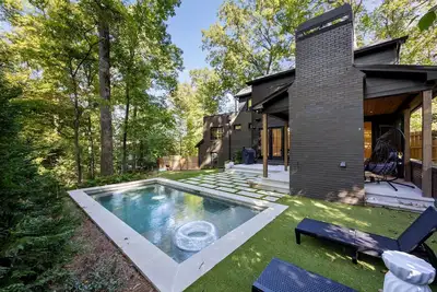 Image de Buckhead Black House Spacious 5 Bedroom Mansion with Heated Pool - Lenox Atlanta