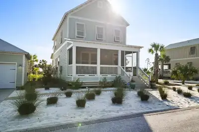 Image de Spacious 4-bedroom house in peaceful Port St. Joe steps to the beach and pool