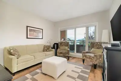 Image de Chic Haven: Stylish 3-Bedroom Lake View Escape