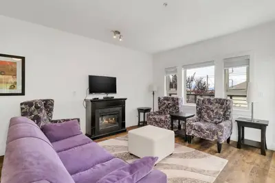 Image de Stylish Urban Retreat: 2br Condo