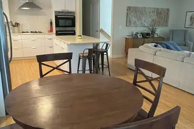 Image de Spacious 4-bedroom house with WiFi, Ac in awesome Portland