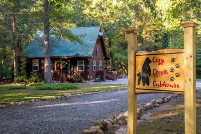 Image de Cozy cabin with hot tub, game shed, and firepit. Pet friendly!