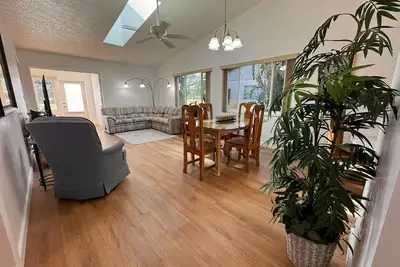 Image de Stylish budget friendly retreat!