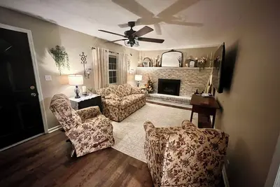 Image de Lester Lodge minutes to New River Gorge. Charming 5 bedroom house on 4. 5 acres