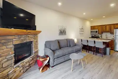 Image de Rustic haven w/ dog & family-friendly layout w/ private hot tub - walk to dining
