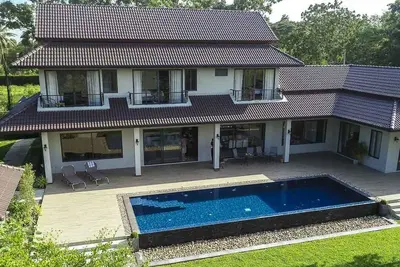 Image de Luxury Lakefront Villa near the City in Green Community