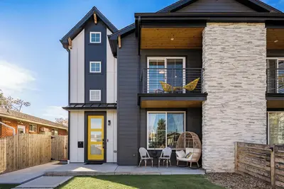 Image de 5Bed 4Bath Luxury & Walkable - Hot Tub, Movie Room, Game Room - 5 mins to LoHi