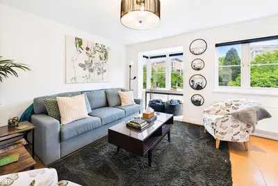 Image de 3 bed modern townhouse W/self check in, sleeps 6 & 35mins direct train to London