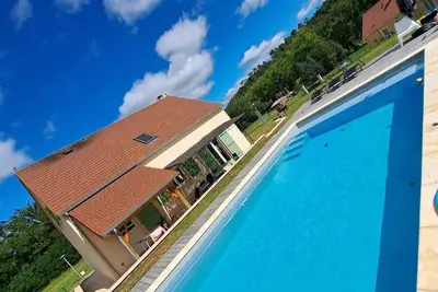 Image de Maison de campagne dans le Lot, avec piscine. Idéal pour les familles!