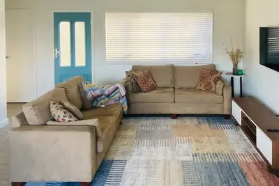 Image de Retreat & Refresh. Big yard, firepit, 7 min walk to beach & shops, dog friendly