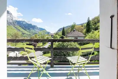 Image de Appartement à la montagne avec balcon\/terrasse. Parking gratuit, espace travail.