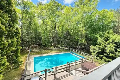 Image de Luxury Woodstock Retreat: Hot tub & heated pool! Family & Group friendly