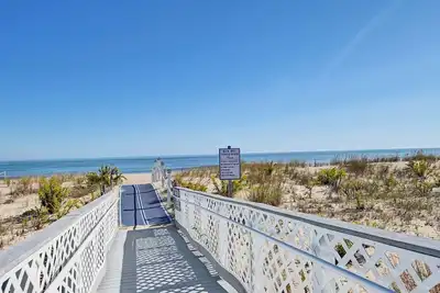 Image de Coastal Retreat at Sea Del Community: 5 Bedroom Sanctuary Steps from the Beach! Dog Friendly, Wifi, Tennis, Spacious Outdoor Seating!