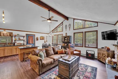 Image de Chalet-style Mountain Home in Big Bass Lake Amenities-Pools, Gym and Lakes