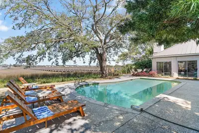 Image de Dream destination on East Beach, sleeps 14 with a pool