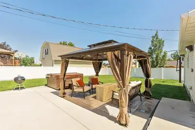 Image de Hot tub, Patio, Half Basketball Court!