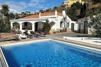 Villa with a pool, spectacular sea and mountain views, 14 minutes from the coast