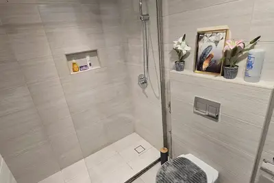 Image de Cozy 1-bedroom apartment in awesome Hoora with WiFi, A/C, Gym