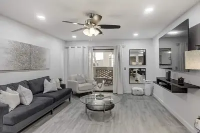 Image de Executive 2 Bdrm Condo in the Heart of Biltmore!