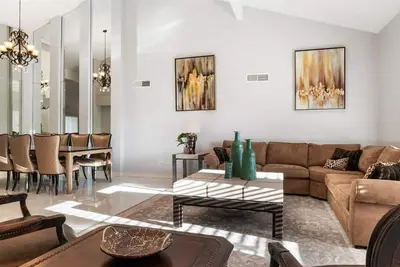 Image de Stunning 3-Bdrm in Great location w\/Pool!