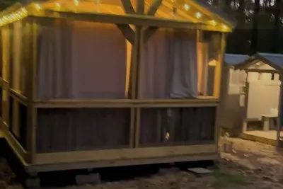 Image de Mentone glamping getaway in a  private screened in cabin in charming Mentone