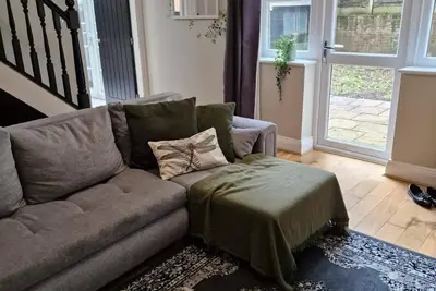 Image de 3br Near Airport with private gated parking, close to city centre and motorway