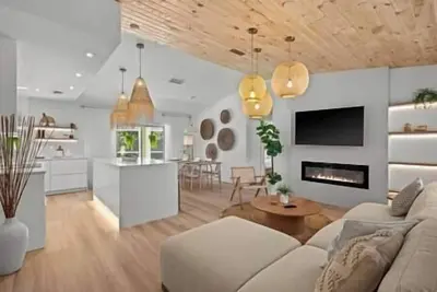 Image de Modern Lakefront Villa, Great Pool, Near Beach!