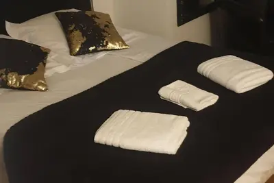Image de Chambres tout confort dans un batiment datant du 16 éme siècle en centre ville.