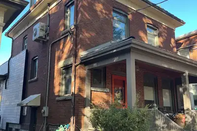 Image de Executive and designer 4-bedroom home situated in the heart of Roncesvalles@!