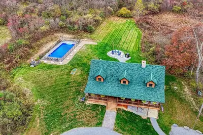 Image de Luxe 5-bedroom Lodge - Seasonal Pool - Hot Tub - Firebrick Oven