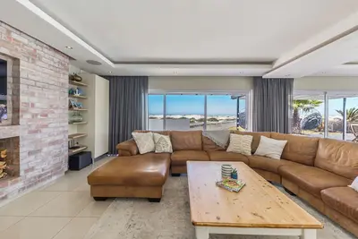 Image de Spacious Beachfront Family Villa – 1 Min Walk to Beach, Pizza Oven, Fast WiFi!