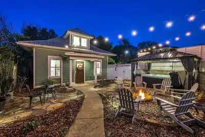 Image de Cozy East Nashville Retreat with Hot Tub, Fire Pit & Outdoor Courtyard