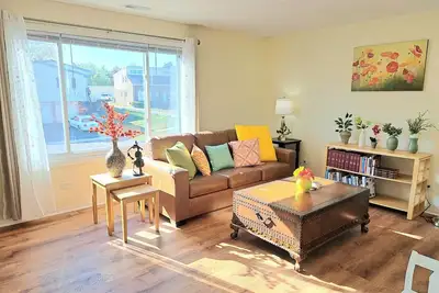 Image de 30-Day Plus Extended Stay: Spacious 2 Bedroom/ 1Bath Condo. Walk to Train!