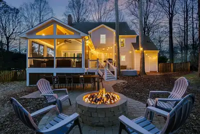 Image de The Mulberry on Trinity Woods - 5 bedroom retreat in Cary
