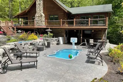Image de Luxe 3-bedroom Lodge - Seasonal Pool - In-ground Hot Tub - Pond - Onsite Trails