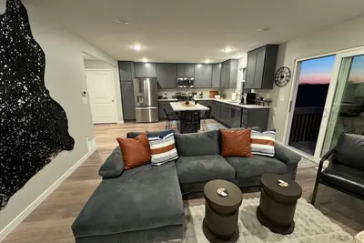 Image de New Near Uni Modern Spotless Townhome