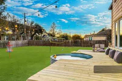 Image de 5br Retreat: Arcade, Cowboy Pool & Volleyball Oasis in Huge Backyard