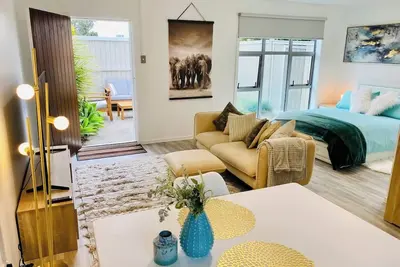 Image de Takapuna Guest House. \nModern, private self contained. \nStroll to Beach & Shops