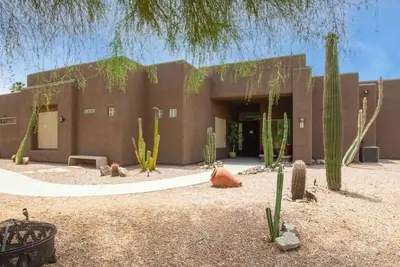 Image de Spacious 4-bedroom house with Mountain View’s, pool and putting green.