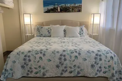 Image de Spacious  2-bedroom apartment sleeps 7 with parking