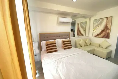 Image de Centrally located condo with a few distances from malls and popular attractions.