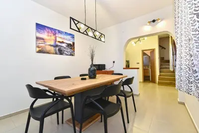 Image de Retraite familiale élégante avec piscine partagée