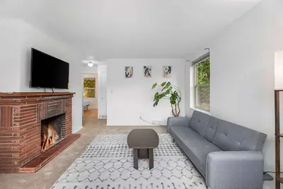 Image de Greenwood's Wildflower Glow | Walk Score 81